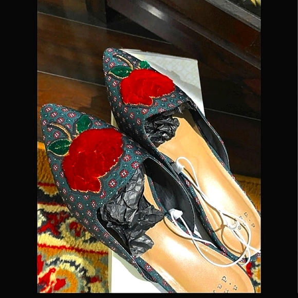 NWT Embroidered  mules  9.5. - Picture 4 of 5